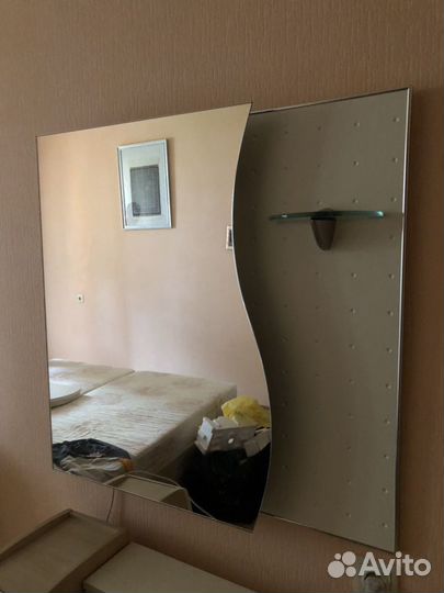 Зеркало с подсветкой и стеклянной полочкой