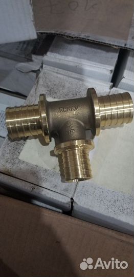 Тройник переходной Rehau 50х40х50 для PE-X латунь