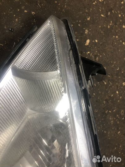 Передняя правая фара Nissan Tiida 1