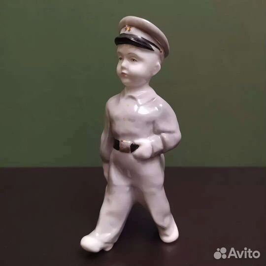 Фарфоровые статуэтки СССР, школьник, гимназист лфз