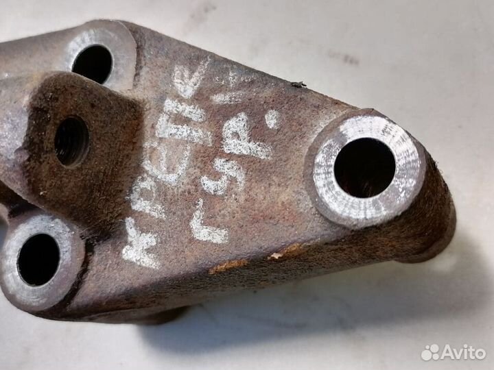 Кронштейн насоса гур 1.6 B6 Kia Sephia 1993-1997