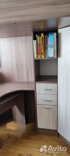 Детская кровать со столом и шкафом