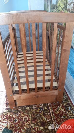 Детская кроватка с маятником и матрасом