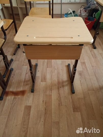 Школьная парта и стул