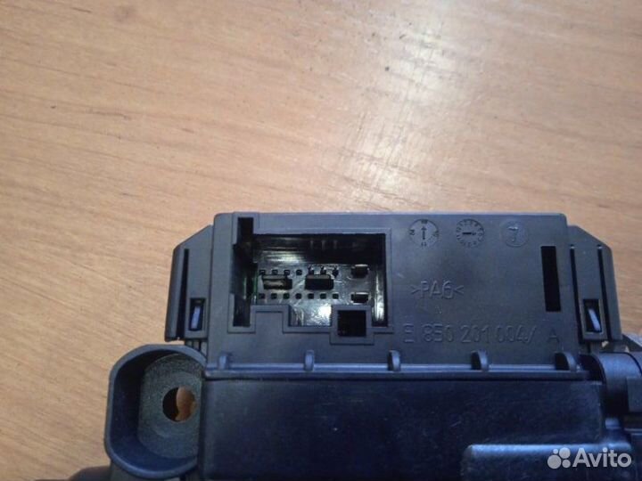 Моторчик стеклоподъемника задний левый Volkswagen