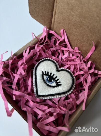 Брошь из бисера Сердце, ручная работа