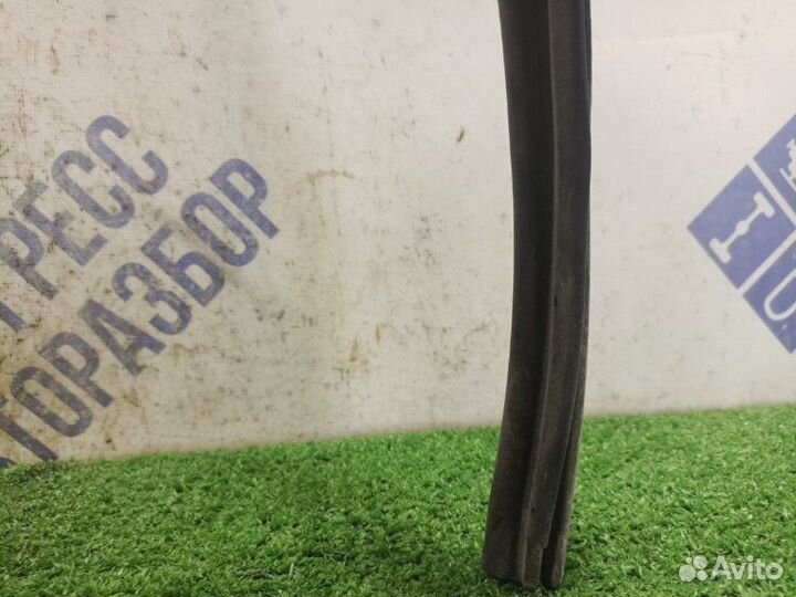 Уплотнительная резинка капота Volkswagen Polo