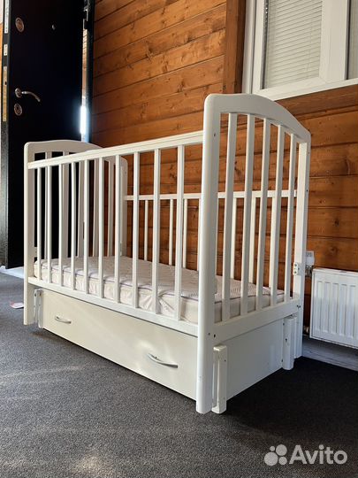 Кроватка детская с маятником и ящиками
