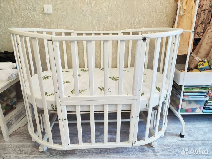 Овальная кроватка с маятником +матрас, простыни