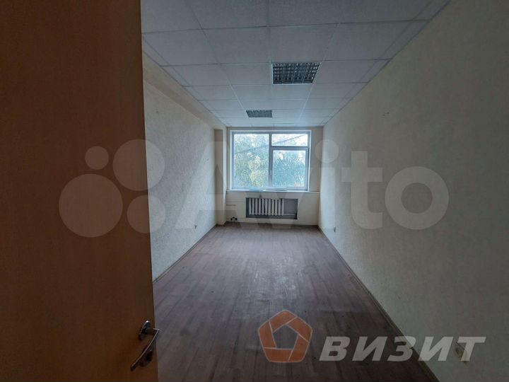 Офис с большой парковкой