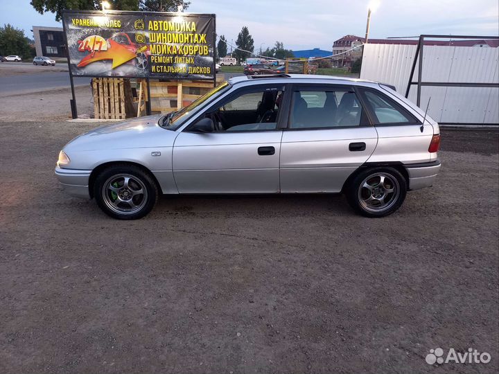 Opel Astra 1.6 AT, 1998, 200 000 км