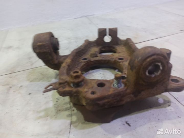 Кулак задний правый Ниссан