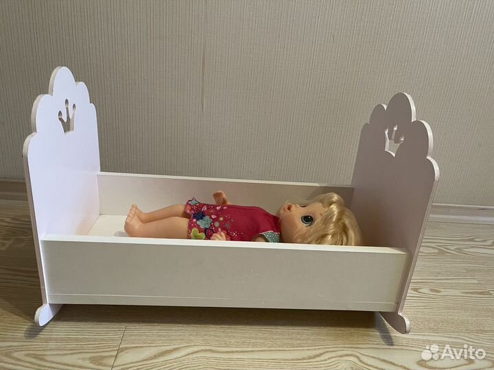 Кукольная кроватка с куклой