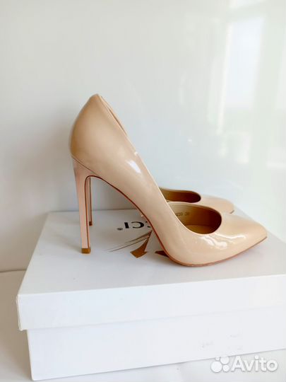 Туфли лодочки бежевые лаковые 36 Vitacci