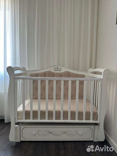 Детская кроватка с маятником и ящиком