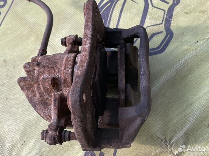 Суппорт передний правый volvo s40