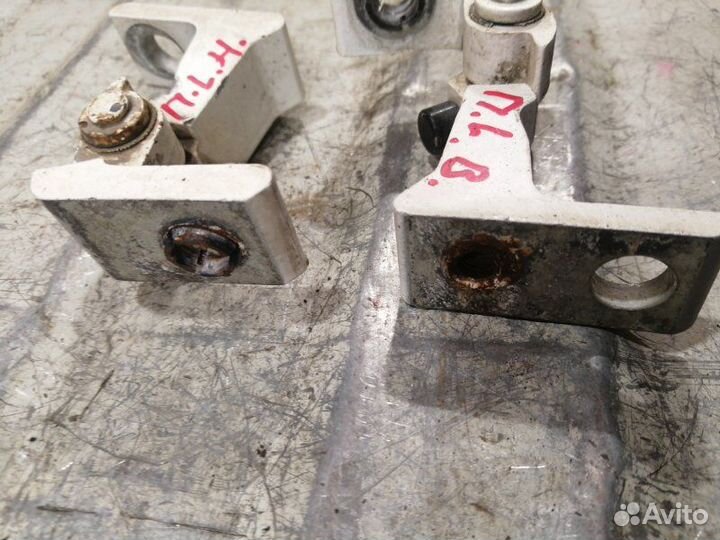 Петля двери передняя левая Audi A4 B8 1.8 CDH TSI