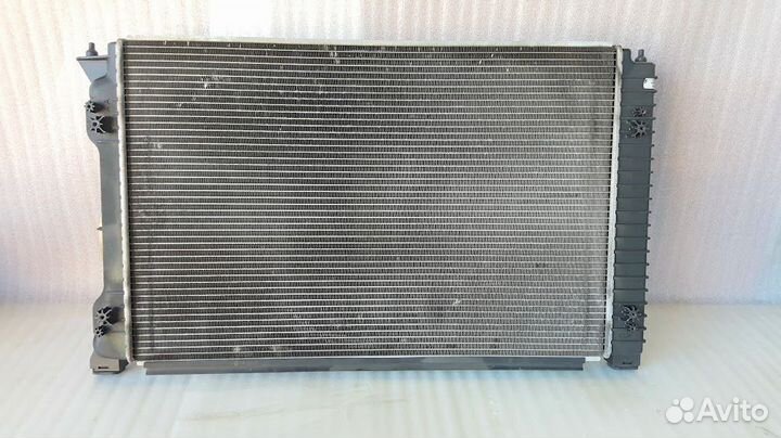 Радиатор охлаждения двигателя Audi A6 C6 Avant