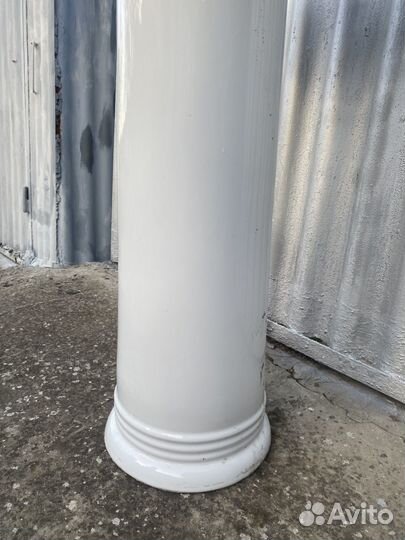 Раковина с ногой