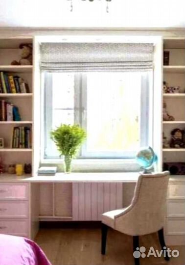 Детская рабочая зона у окна