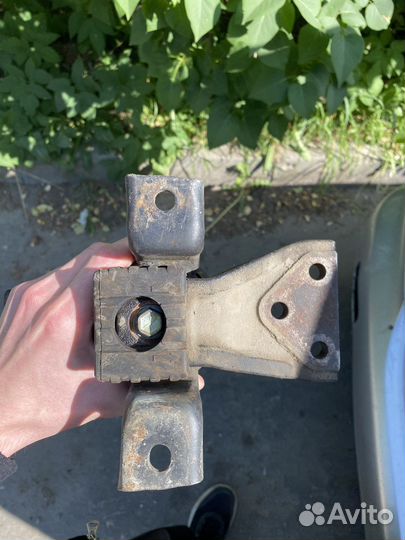 Опора двигателя Lancer 9