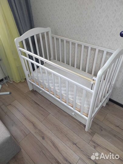 Детская кроватка с маятником и ящиком