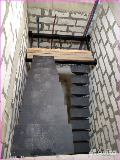 Металлическая лестница на второй этаж