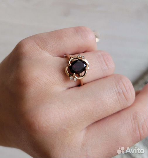Золотое кольцо с гранатом