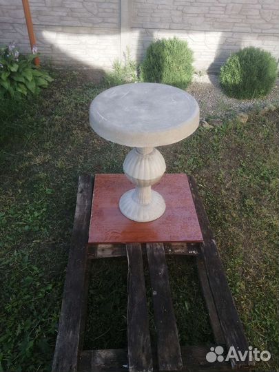 Столик из бетона