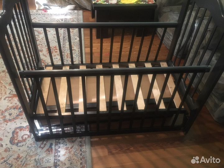 Детская кровать с маятником