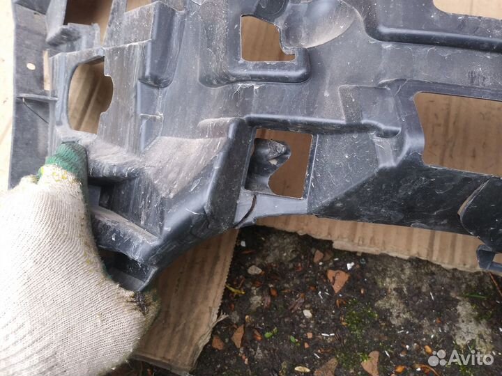 Кронштейн переднего бампера правый Mercedes W447