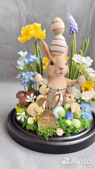 Пасхальная композиция под клошем с кроликом