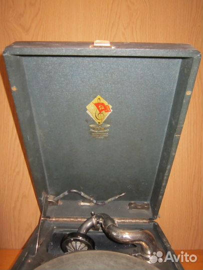 Патефон Н.К.М главширпотреб