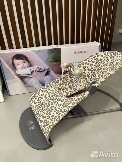 Шезлонг babybjorn с игрушкой