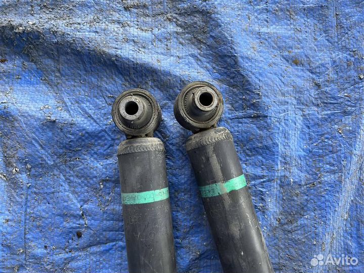 Амортизатор задний 2 шт toyota prius ZVW30