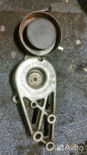 Натяжитель ремня VAG 058903133C