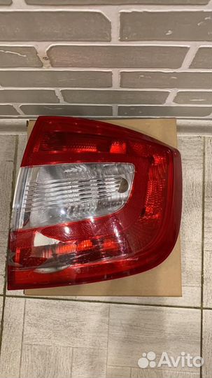 Задный правый фанарь skoda rapid