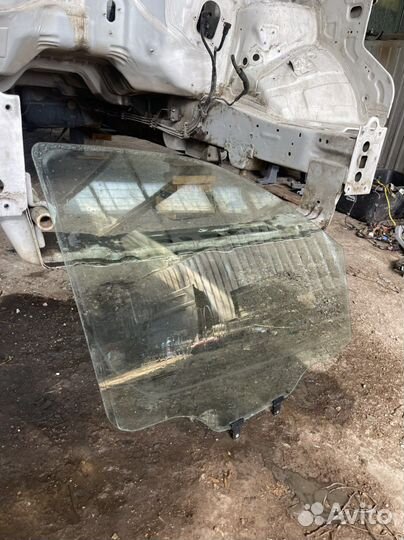 Стекло пассажирской двери Hyundai Grand Starex H1