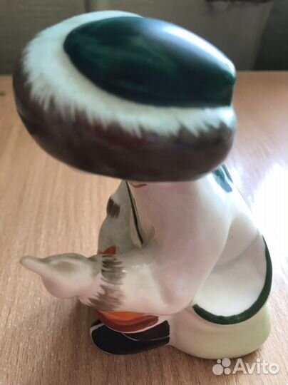 Фарфоровая статуэтка Юный монгольский охотник