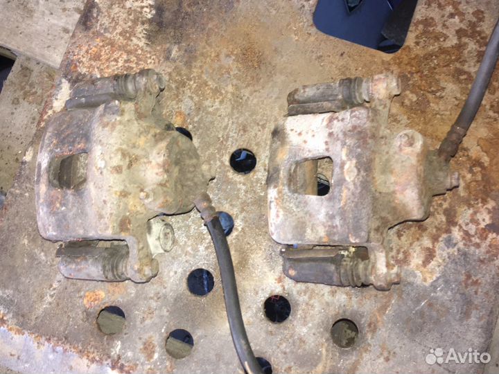 Суппорта передние Nissan Maxima J30