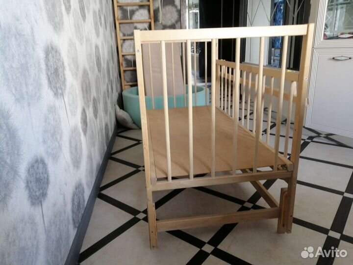 Детская кроватка с поперечным маятником