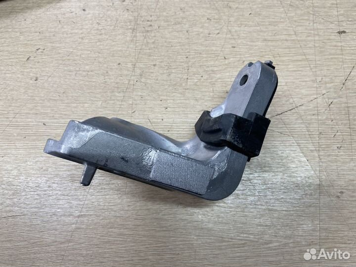 Кронштейн опоры двигателя задний Toyota Camry 75