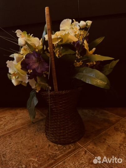 Корзина с искуственными цветами