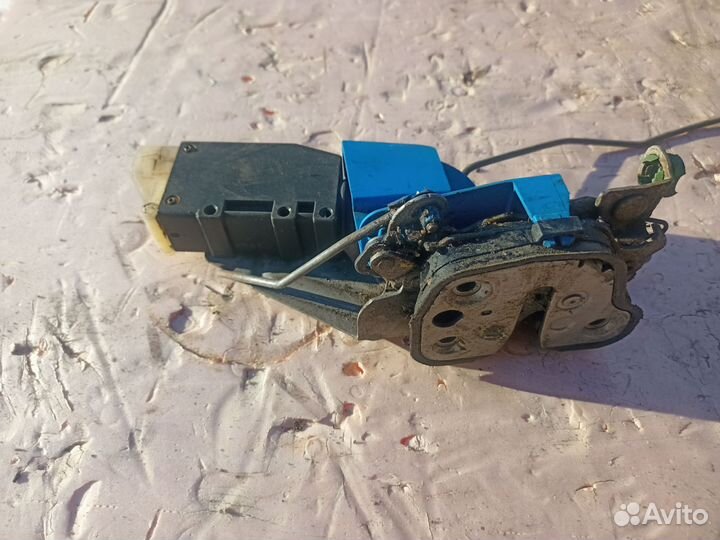 Замок двери передний левый Opel Omega B