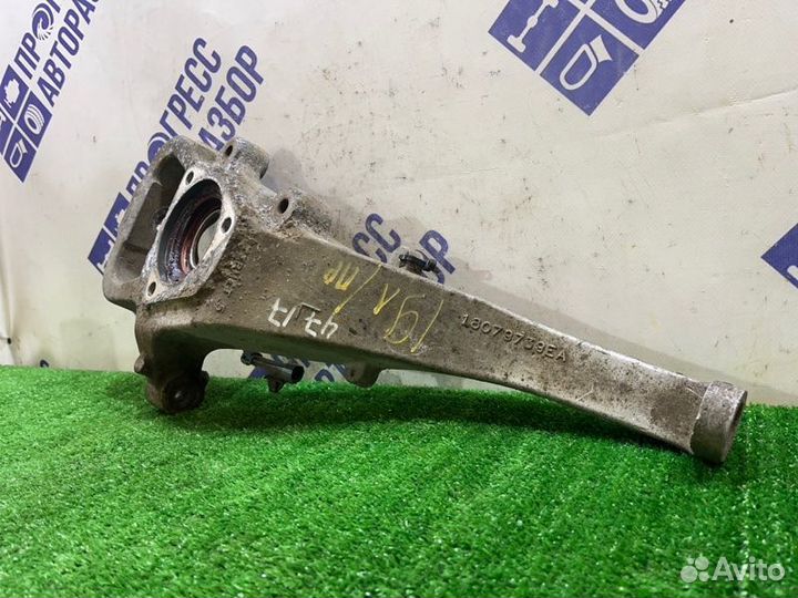 Поворотный кулак передний левый Cadillac Sts седан