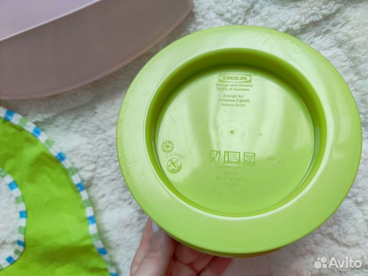 Нагрудник и посуда для кормления малыша