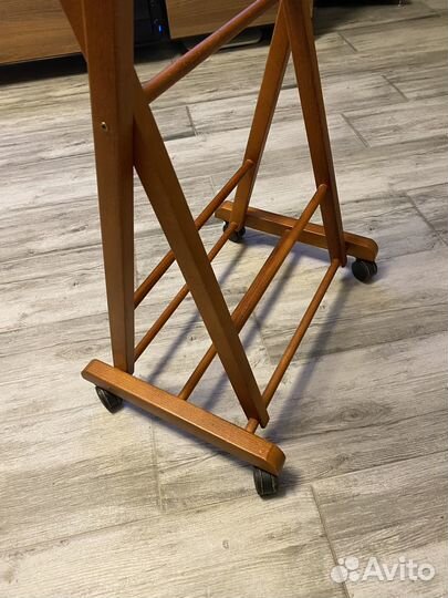 Вешалка напольная на колесах