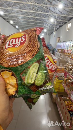 Чипсы, малосольные огурчики. Лейс