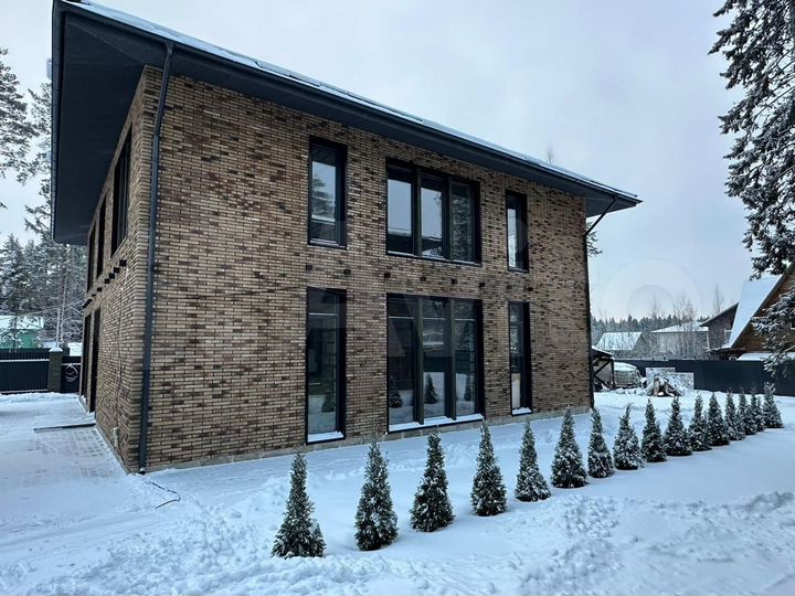 Дом 400 м² на участке 10 сот.