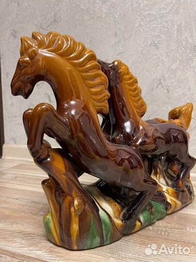 Стильная фарфоровая статуэтка коней
